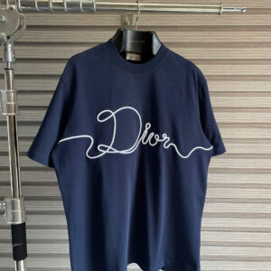 Áo thun dior basic với họa tiết chữ thêu